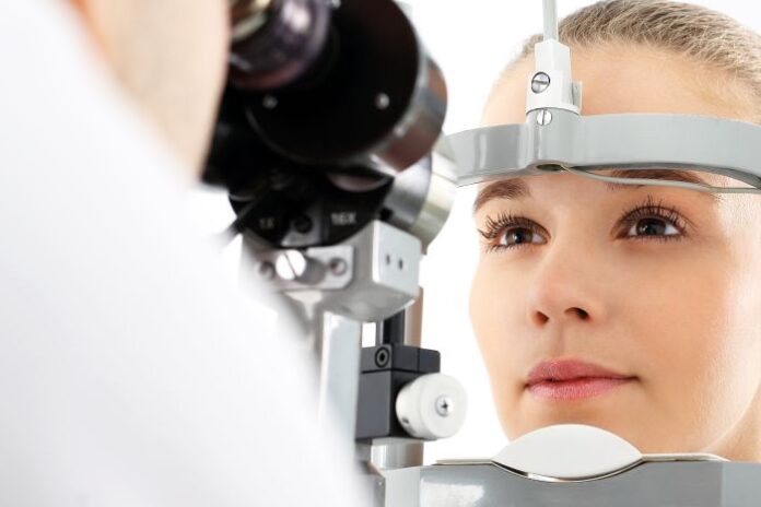 Zaćma - kobieta podczas badania wzroku.