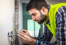 Montaż domowych instalacji elektrycznych – zasady postępowania