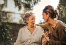Agencja opiekunek osób starszych – zalety współpracy