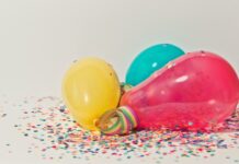 Balony cyfry – oryginalne pomysły na urodzinową dekorację